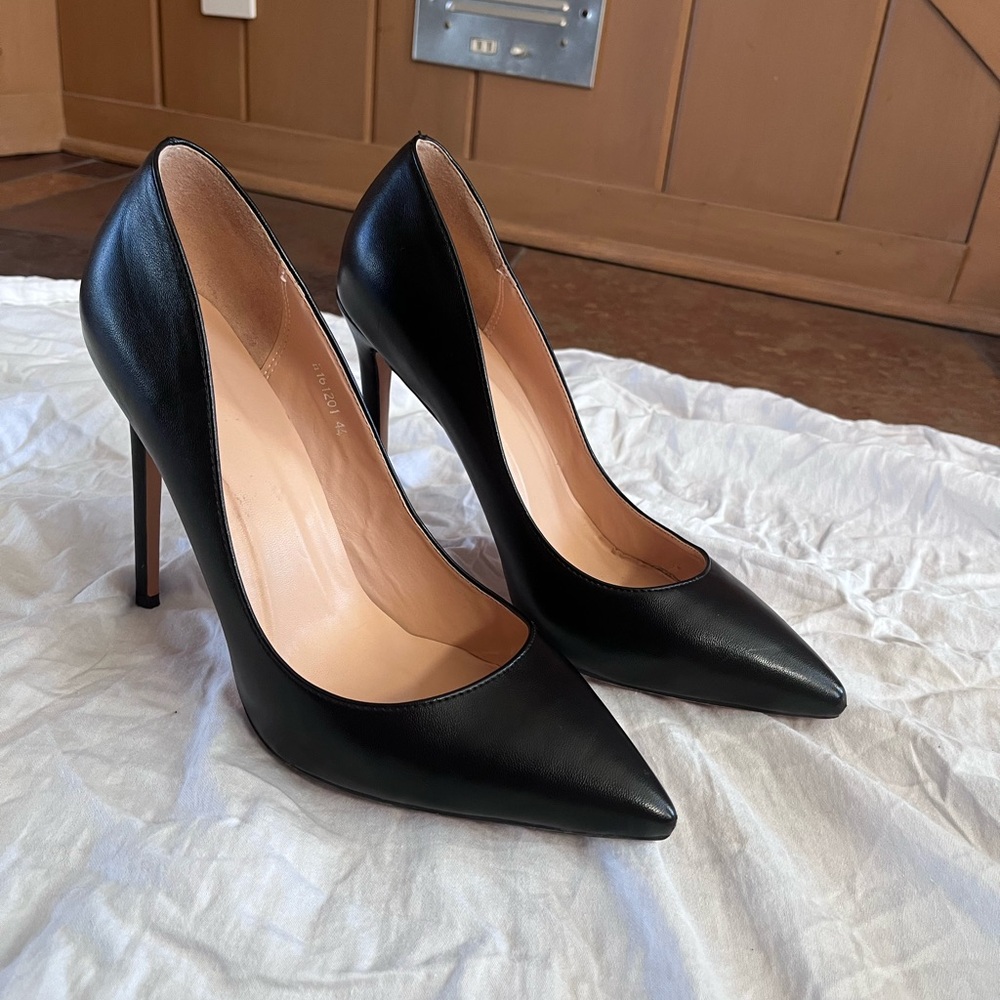 Black stiletto pointed toe